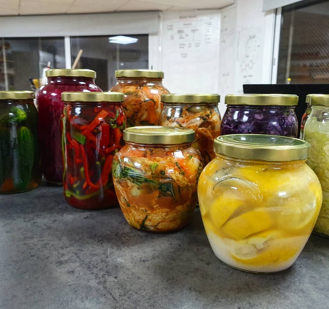 Tarros de fermentados vivos del Instituto de la Fermentación, incluyendo kimchi